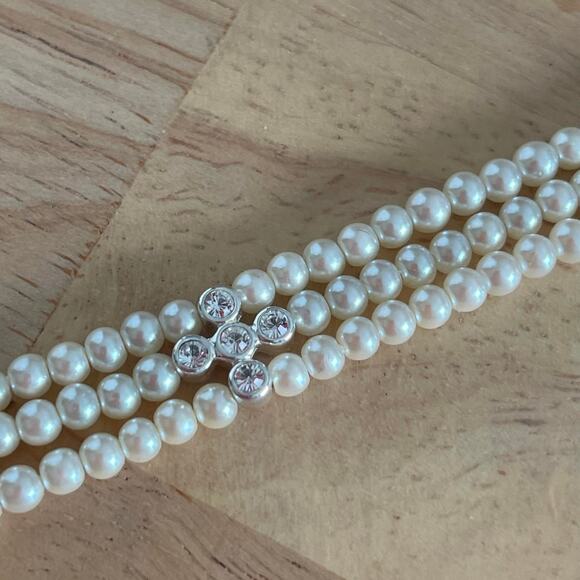 Faux pearl chocker necklace three petite strands with rhinestone details classic - Picture 3 of 16